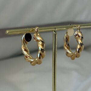 NWOT Elegant Gold Tone Costume Twisted Hoop Earrings